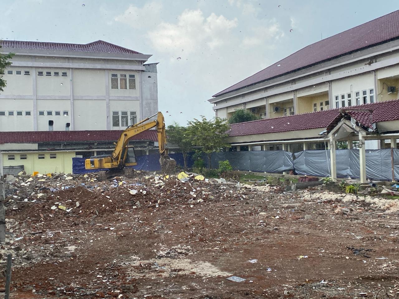 DIRATAKAN: Alat berat dioperasikan di lokasi yang akan dibangun gedung lima lantai RSUD Syamrabu kemarin. (JUPRI/JPRM)