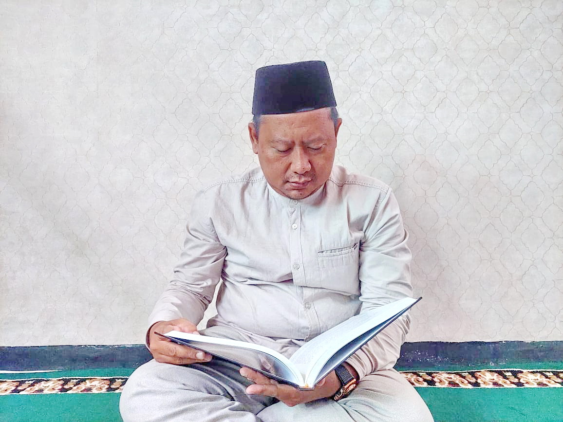 BERDAKWAH: Ustad Holis membaca buku saat ditemui di Fakultas Keislaman (Fkis), Universitas Trunojoyo Madura (UTM) Jumat (5/4). (ZEINAL ABIDIN/JPRM)