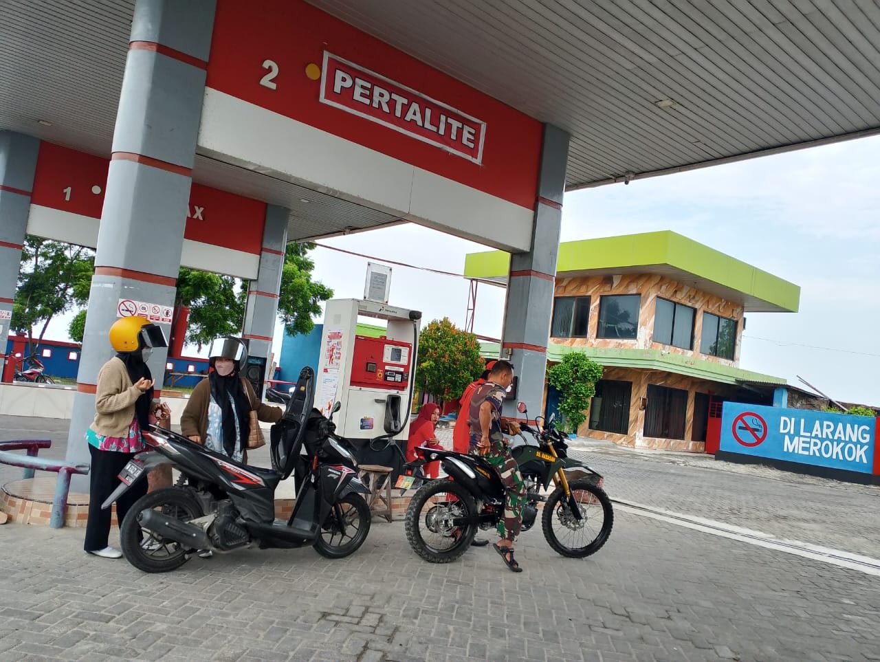 TERA ULANG: Warga sedang mengisi BBM di SPBU Camplong, Sampang, Jumat (5/4). (UBAIDILLAHIR RAIE/JPRM)