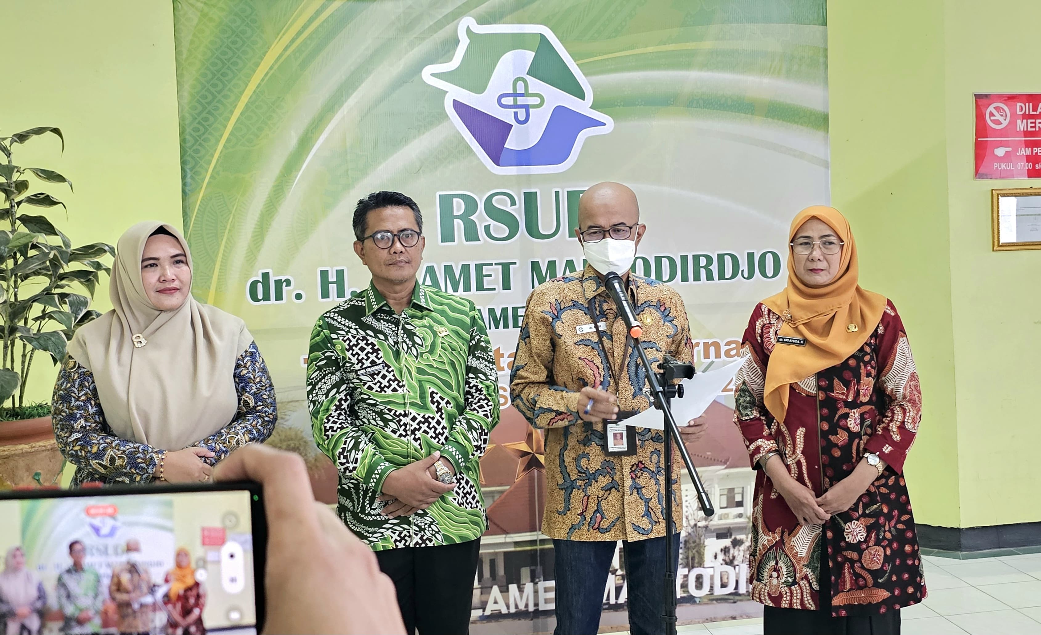 INOVATIF: Direktur RSUD Smart Pamekasan dr. Budi Santoso (dua kanan) saat konferensi pers Layanan Cuti Lebaran 2024, Sabtu (6/3/2024).