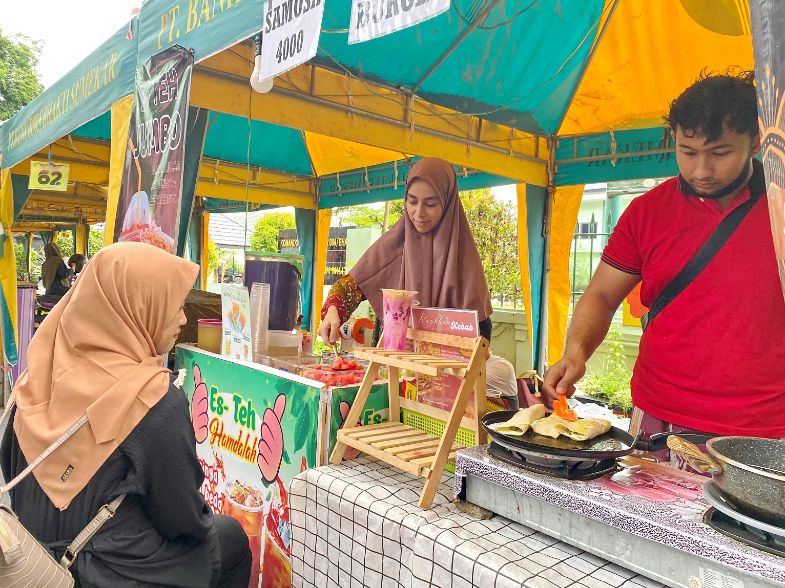 LARIS: Moh. Hilal melayani pengunjung yang membeli kebab di Festival Bazar Takjil Ramadan Sumenep Jumat (5/4). (MOH. JUNAIDI/JPRM)