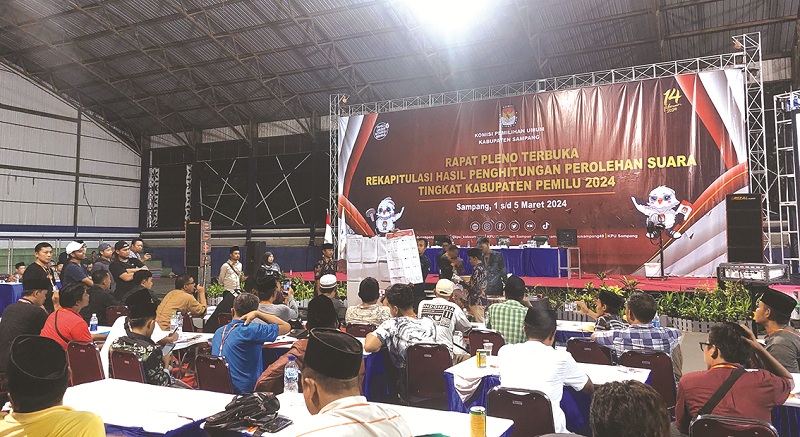 PESTA DEMOKRASI: Proses rekapitulasi perolehan suara Pemilu 2024 tingkat kabupaten yang digelar di GOR Indoor Sampang, Selasa (5/3). (JUNAIDI PONDIYANTO/JPRM)