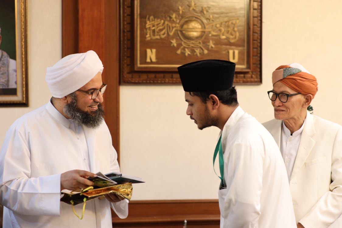 PRODUKTIF: Lora Ismail Al Ascholy (kopiah hitam) menyerahkan karya kitab Syaikhona Muhammad Kholil dan karya kitabnya kepada Habib Ali al-Jufry beberapa waktu lalu. (LORA ISMAIL AL ASCHOLY UNTUK JPRM)