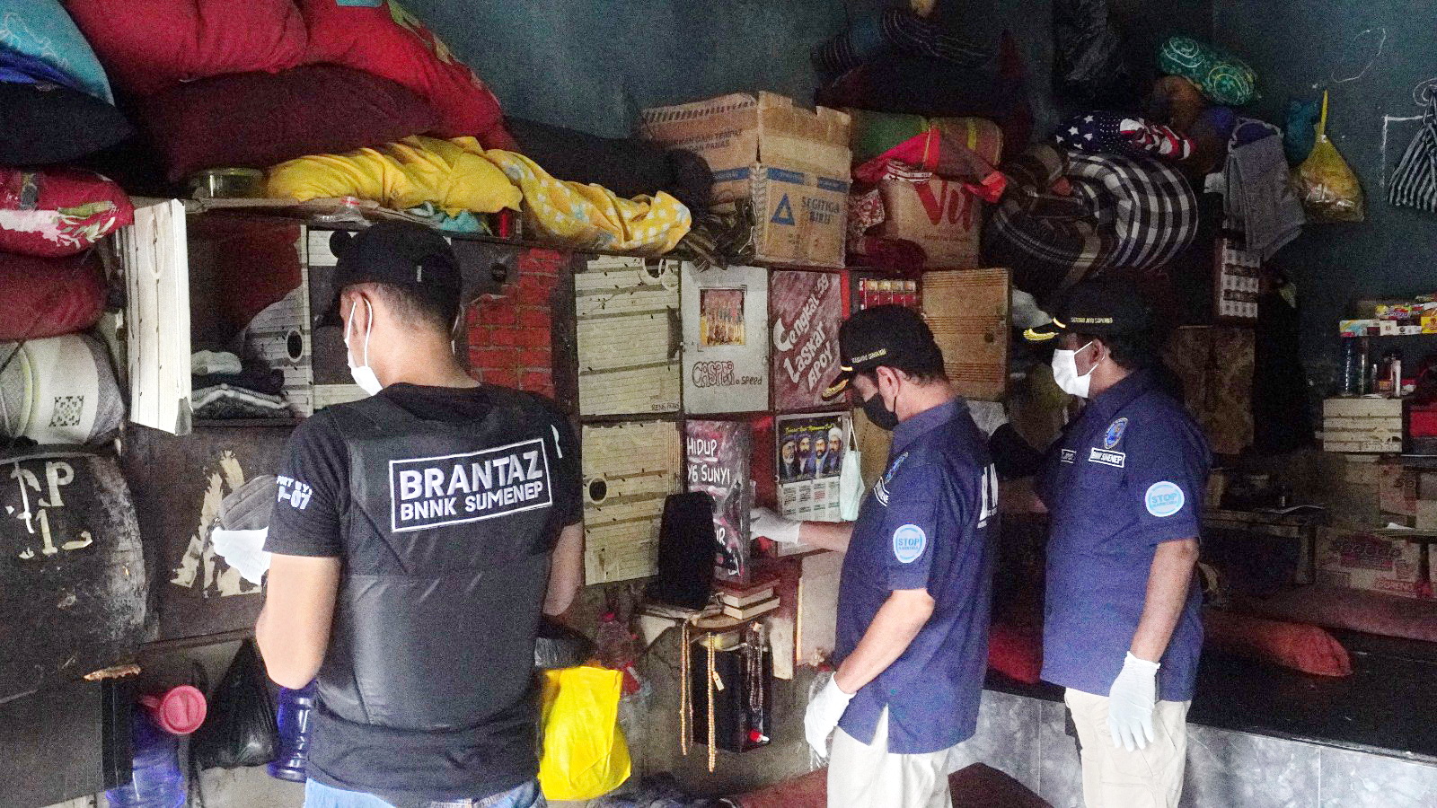 STERIL: Tim gabungan menggeledah hunian warga binaan di Rutan Kelas II-B Sumenep, Jumat (5/4). (RUTAN KELAS II-B SUMENEP)