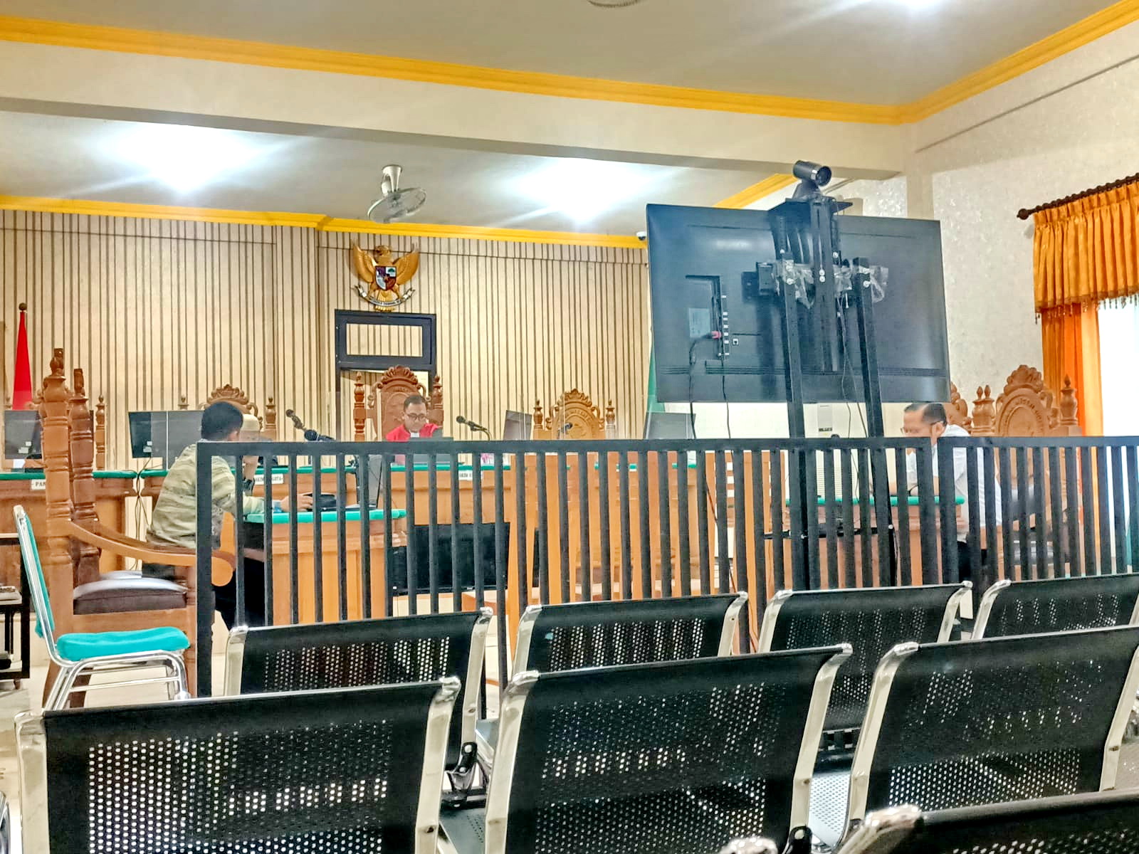 TERTIB: Sejumlah pihak mengikuti sidang praperadilan tersangka korupsi pembiayaan BSI Subeki di PN Sumenep, Jumat (5/4). (MOH IQBAL/JPRM)