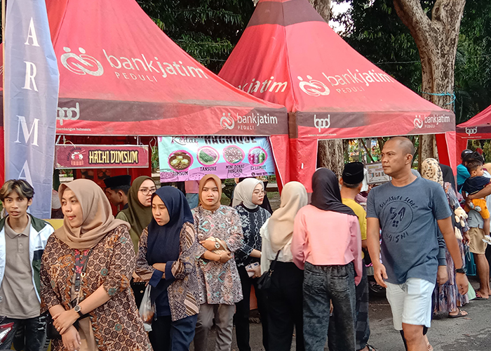 STRATEGIS: Pengunjung&nbsp; membeli makanan di lokasi Festival Bazar Takjil Ramadan di sisi selatan Taman Bunga Pottre Koneng Sumenep. (MOHAMAD ERWIN MAULIDIN M/JPRM)