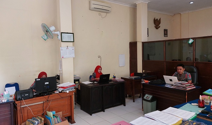 PEGAWAI KANTORAN: Staf BKPSDM Sampang sedang beraktivitas di ruang kerjanya, Kamis (28/3). (JUNAIDI PONDIYANTO/JPRM)
