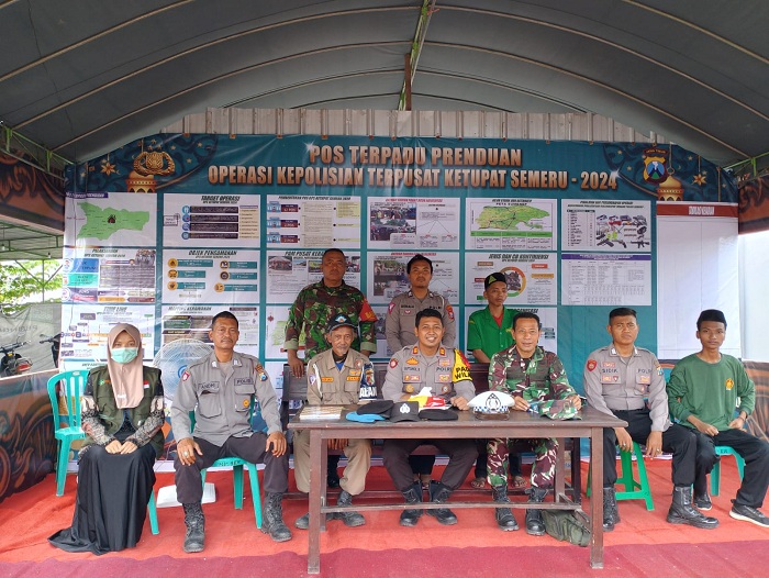 SIAGA: Petugas dari kepolisian, TNI, organisasi masyarakat, linmas, dan tenaga kesehatan stand by di pos Kecamatan Pragaan, Sumenep, Minggu (7/4). (POLSEK PRENDUAN UNTUK JPRM)