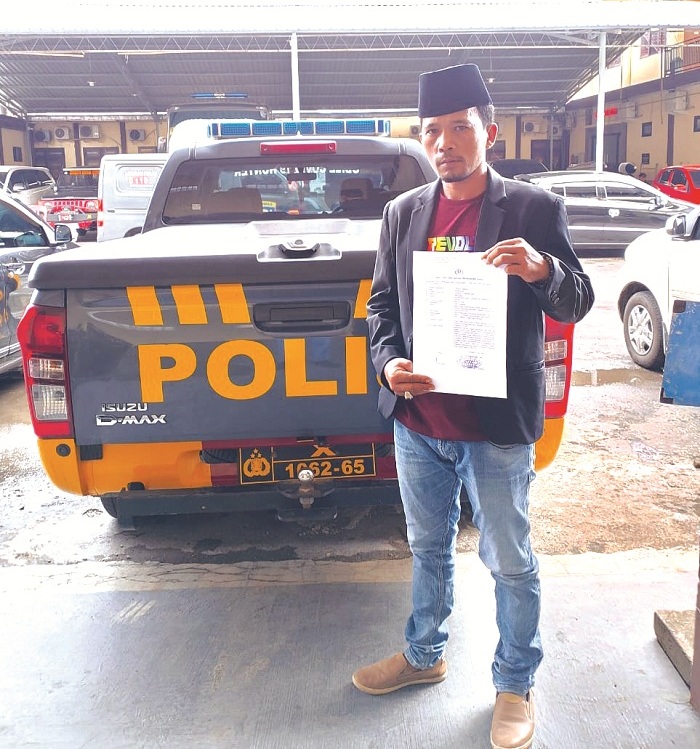 MINTA KEADILAN: Irham Abadi menunjukkan berkas laporan usai mendatangi ruangan Satreskrim Polres Sampang, Senin (8/4). (UBAIDILLAHIR RA&rsquo;IE/JPRM)