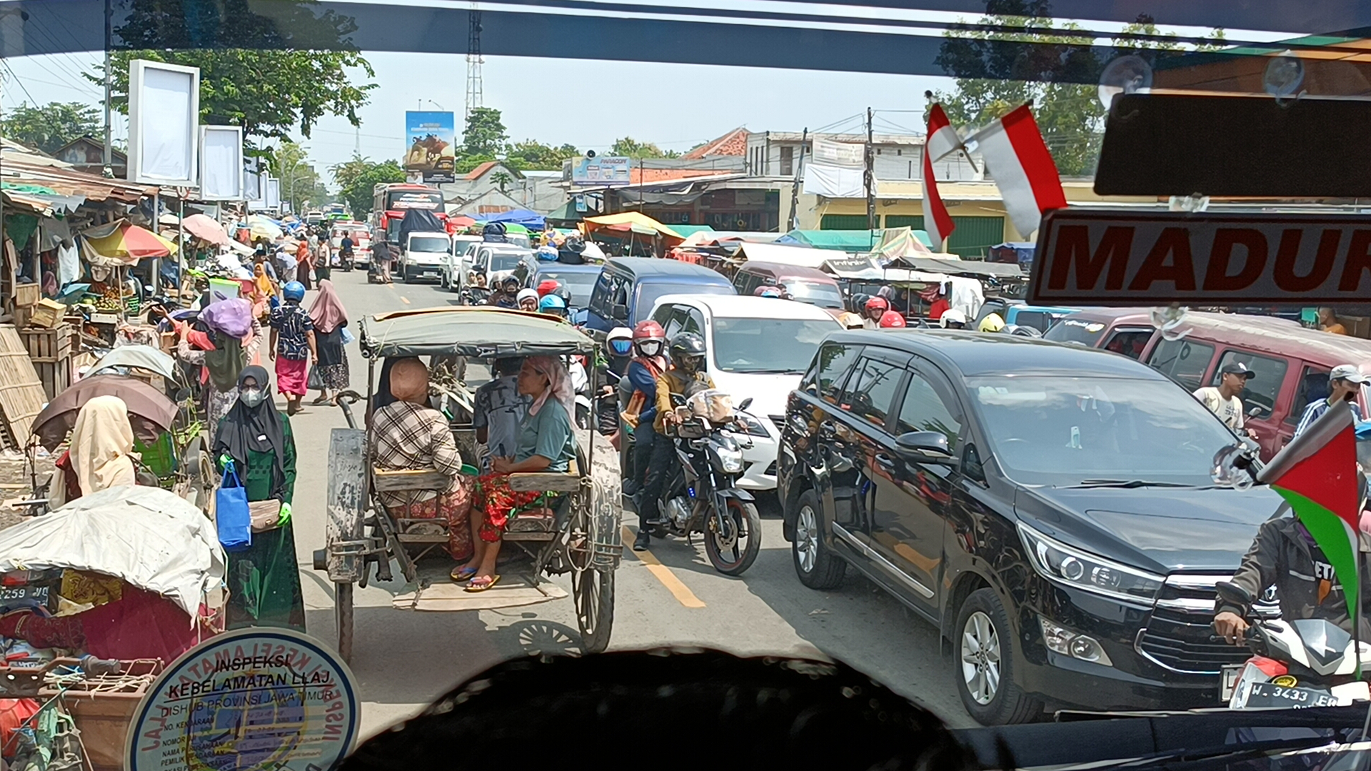 ADA DOKAR: Berbagai jenis kendaraan mengular di Pasar Tanah Merah, Bangkalan, Senin (8/4).
