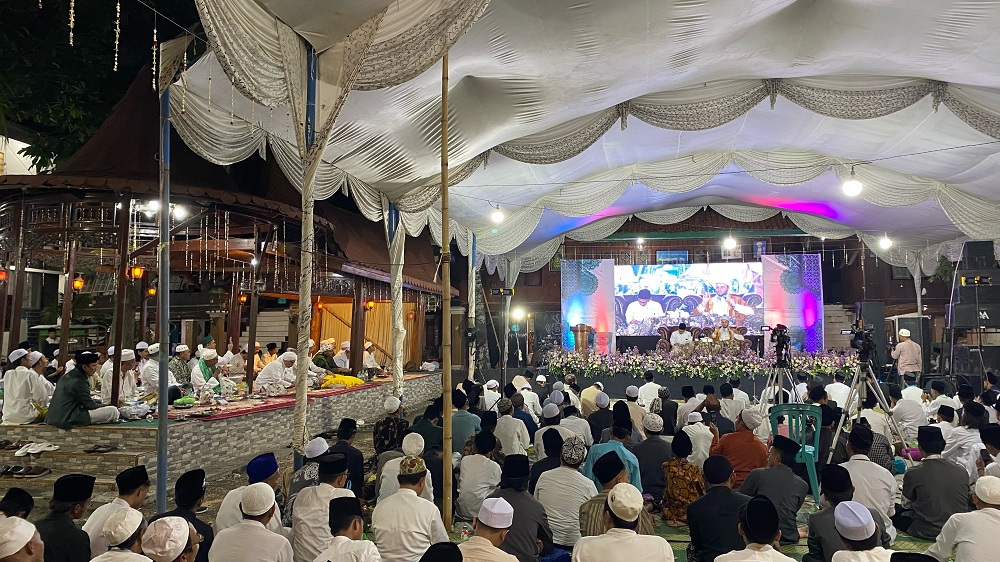 KHIDMAT: Prosesi bedah buku di Pondok Pesantren Syaichona Moh. Kholil Bangkalan, Minggu (7/4). (AYU LATIFAH/JPRM)