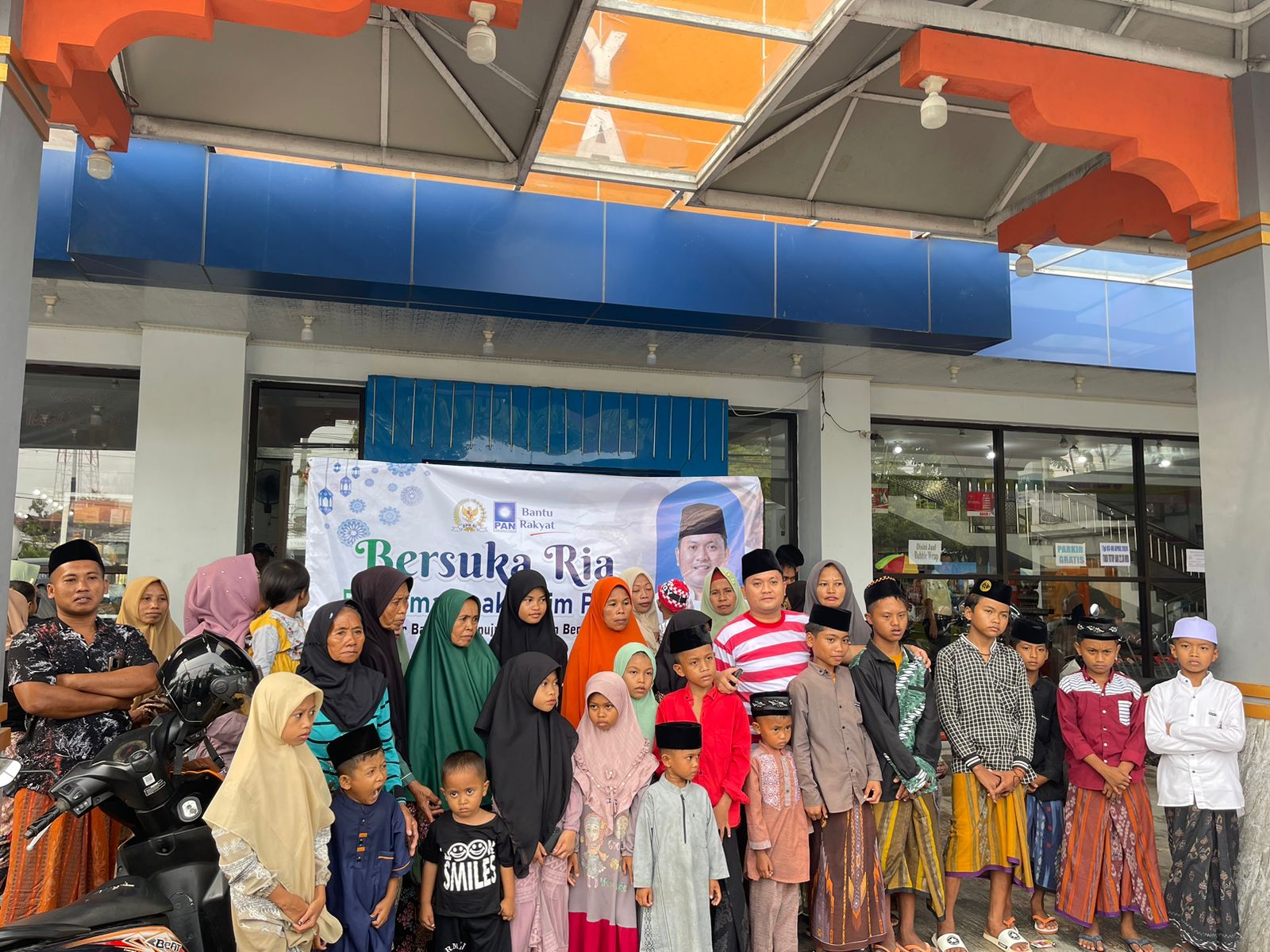 BERBAGI: Anggota DPR RI Slamet Ariyadi bersama anak yatim piatu di depan Toko Perintis Jaya Swalayan, Sampang, Minggu (7/4).