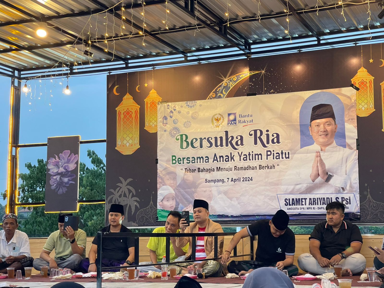 BUKA BERSAMA: Slamet Ariyadi buka bersama anak yatim piatu di salah satu rumah makan di Jalan Raya Camplong, Sampang Minggu (7/4)