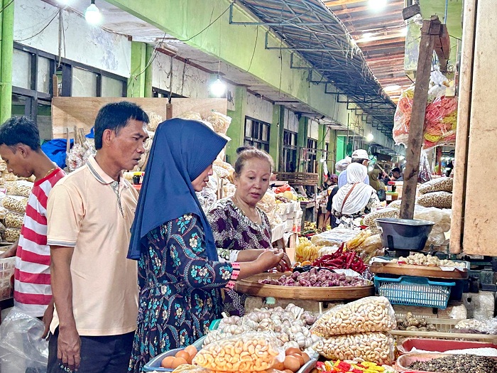 KOMODITAS: Seorang pedagang menata bawang di Pasar KLD Bangkalan, Senin (8/4). (VIVIN AGUSTIN HARTONO/JPRM)