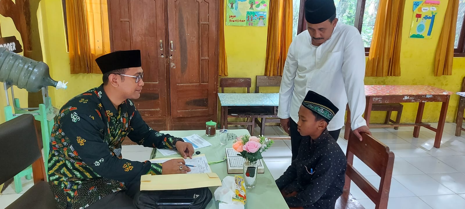 TELATEN: Kepala Dispendikbud Pamekasan Akhmad Zaini meninjau kegiatan Ramadan di salah satu sekolah di Pamekasan. (DISPENDIKBUD PAMEKASAN UNTUK JPRM)