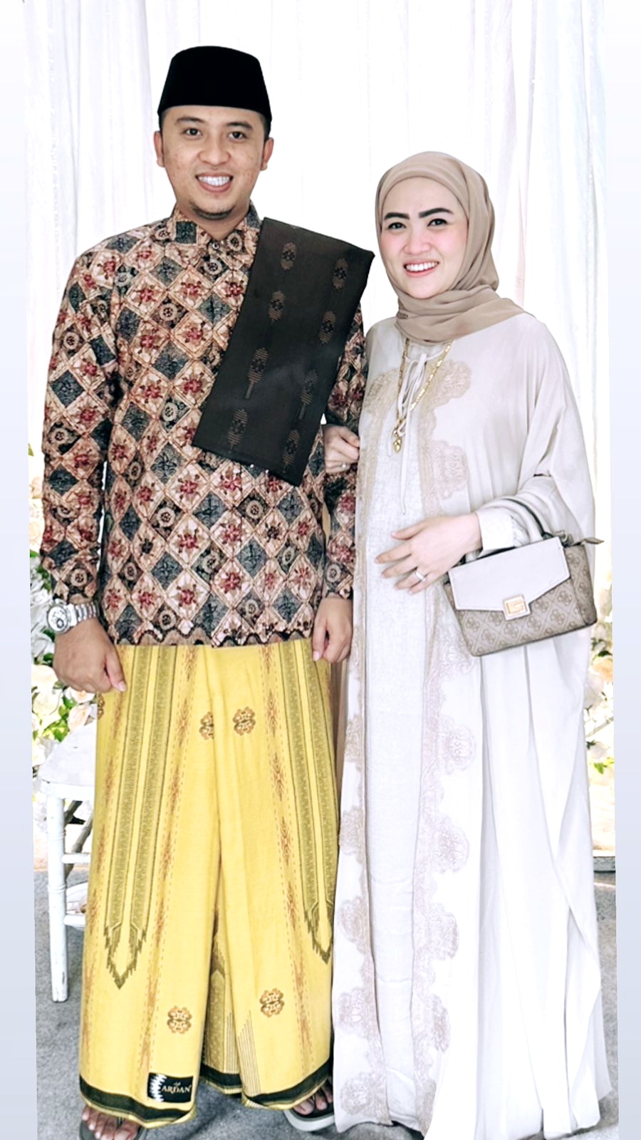 HARMONIS: Idris Abdau bersama istri Imroatus Zakia. (LORA IDRIS ABDAU UNTUK JPRM)