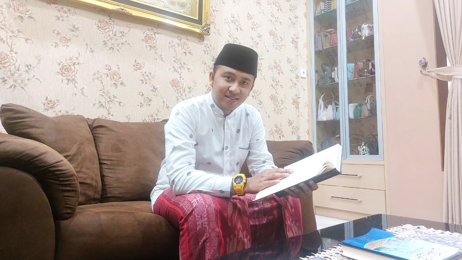 BERKARISMA: Lora Idris Abdau membaca kitab di kediamannya, Kelurahan Rong Tengah, Kecamatan Kota Sampang, Rabu (3/4). (JUNAIDI PONDIYANTO/JPRM)