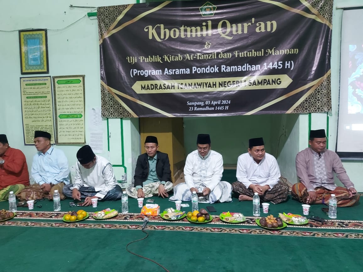 INOVATIF: Kepala Kemenag Sampang Abdul Wafi didampingi Kasi Pendma Wahyu Hidayat dan Kepala MTs Negeri 1 Sampang Matrapi dalam acara Khotmil Qur&rsquo;an di MTsN 1 Sampang, Rabu (3/4) malam.