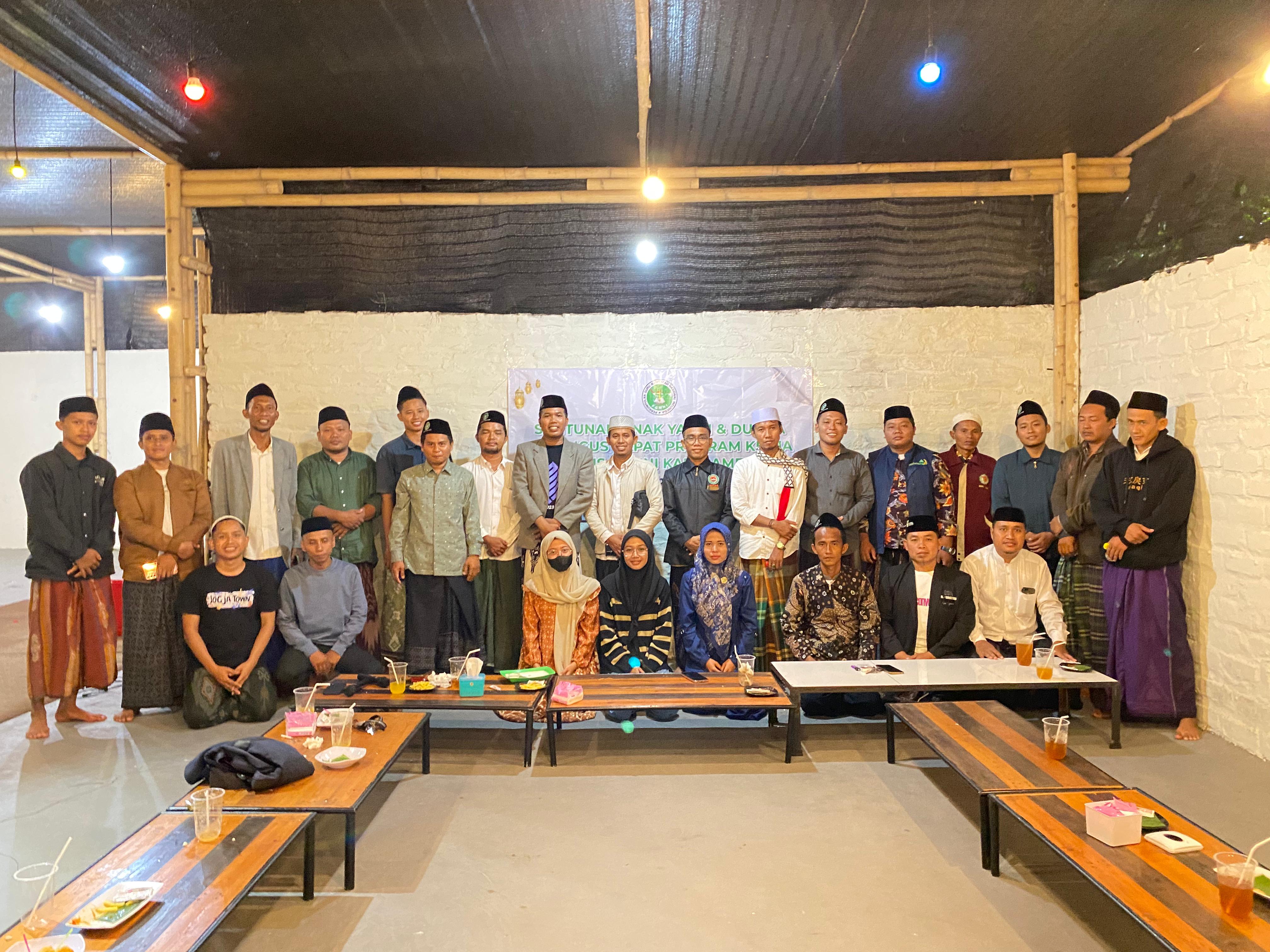 KOMPAK: Ketua PGMNI Jawa Timur Moh. Ali Muhsin berfoto bersama pengurus PGMNI Pamekasan seusai rapat kerja, Minggu (7/4) malam. (MOH. IQBAL AFGANI/JPRM)