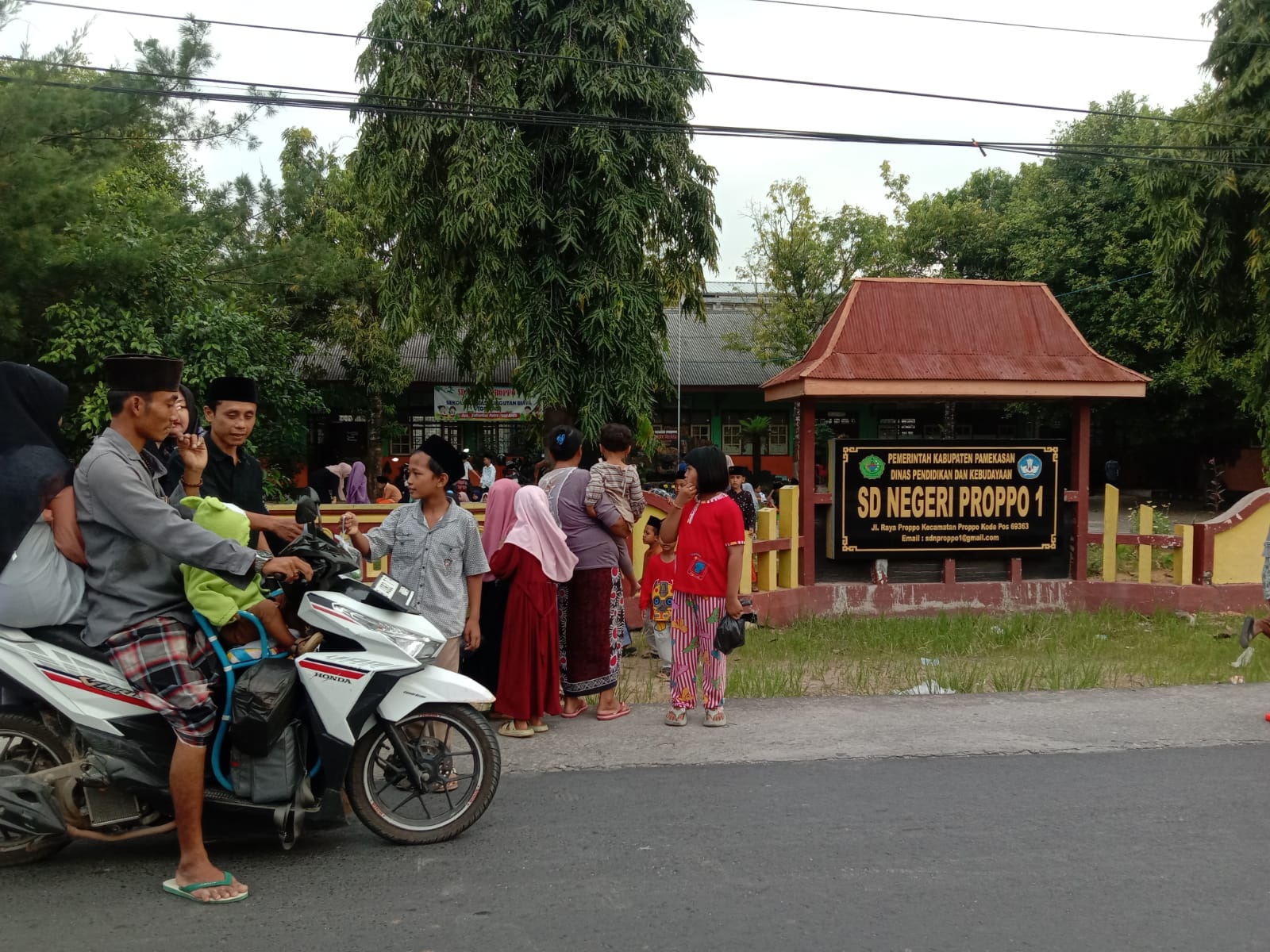 BERKAH: Siswa SDN Proppo 1 berbagi takjil dengan warga, Sabtu (6/4). (ULY HIBRIYATUL AWWALIYAH/JPRM)