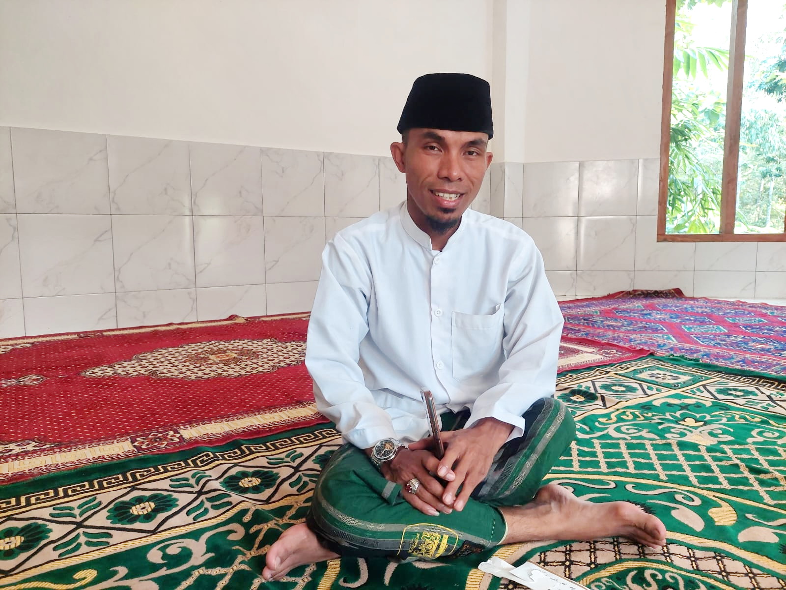 SEDERHANA: KH. Kholil Yasin saat ditemui di kediamannya di Desa Durjan, Kecamatan Kokop, Bangkalan, kemarin. (ZEINAL ABIDIN/JPRM)