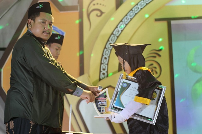 BERPRESTASI: Kiai Syahin Jalal mewisuda santrinya yang lulus metode At Tanzil di Pesantren Mambaul Ulum Al-Kholili Beringin, Omben, Sampang. (SYAHIN JALAL UNTUK JPRM)