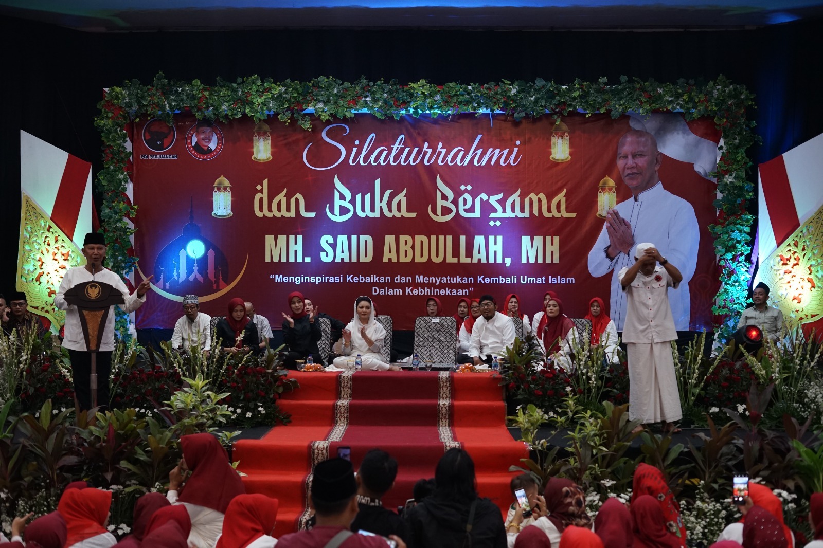 BERGEMBIRA: Ketua DPD PDI Perjuangan MH Said Abdullah saat memperkenalkan H. Zainal Abidin sebagai calon Ketua DPRD Kabupaten Sumenep dan Abrori sebagai calon terpilih anggota DPRD Jawa Timur, Selasa