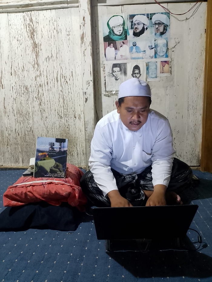 PRODUKTIF: Kiai Syahin Jalal menulis naskah buku di laptopnya, Sabtu (6/4). (UBAIDILLAHIR RA&rsquo;IE/JPRM)