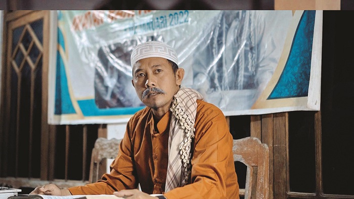 DIHORMATI: R. Faizul Amin memerankan tokoh Kiai Syanili dalam film Lora Helap garapan Mata Pena. (MATA PENA UNTUK JPRM)