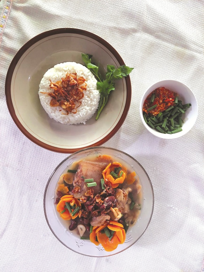 KHAS: Sajian kaldu kokot yang bisa dinikmati dengan nasi atau lontong plus sambal. (ZEINAL ABIDIN/JPRM)