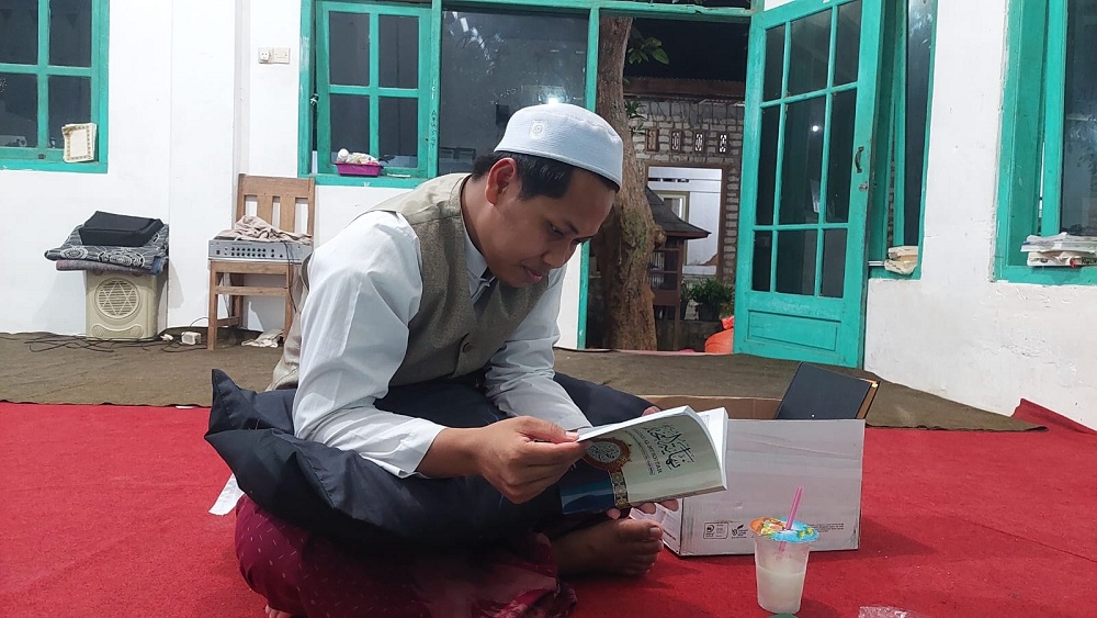 TELAAH: Lora Mukhtar Makin Yahya membaca kitab Nihayatu Al Mukhtar. (ZEINAL ABIDIN/JPRM)