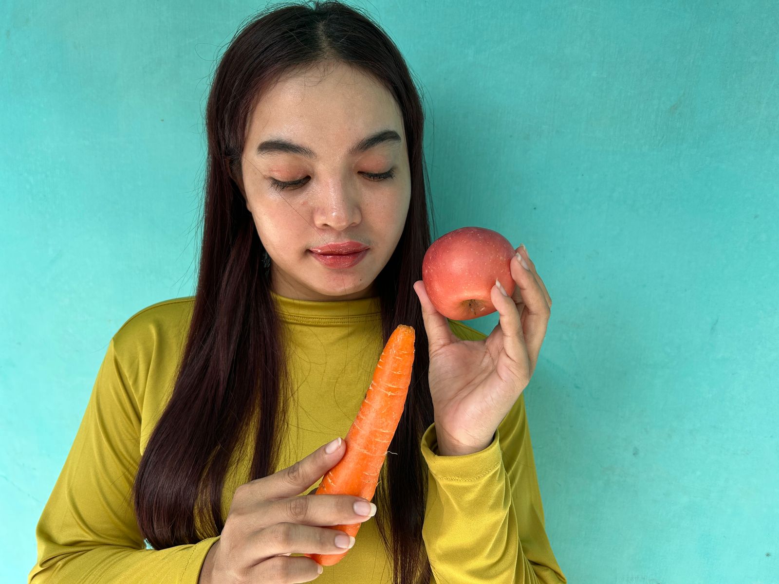 MENU LEBARAN: Rania Febriyana menunjukkan makanan kompleks di kediamannya, Jalan KH Moh. Yasin Bangkalan, Jumat (5/4). (VIVIN AGUSTIN HARTONO/JPRM)