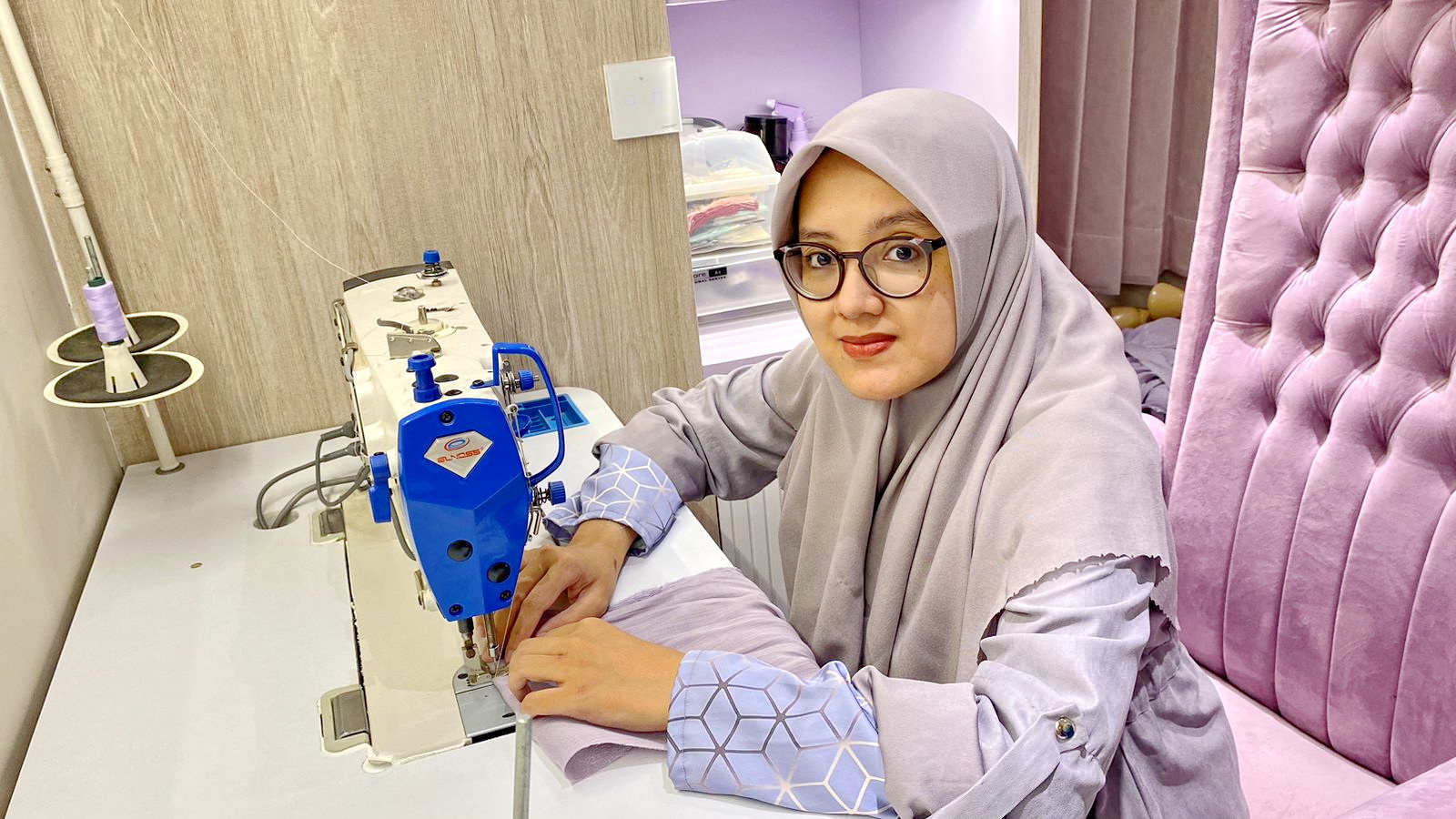 ENTREPRENEUR: Neng Fiky Aisyah sedang menjahit diruangannya di Kediamannya Kelurahan Demangan, Bangkalan, Jumat (5/4). (AYU LATIFAH/JPRM)