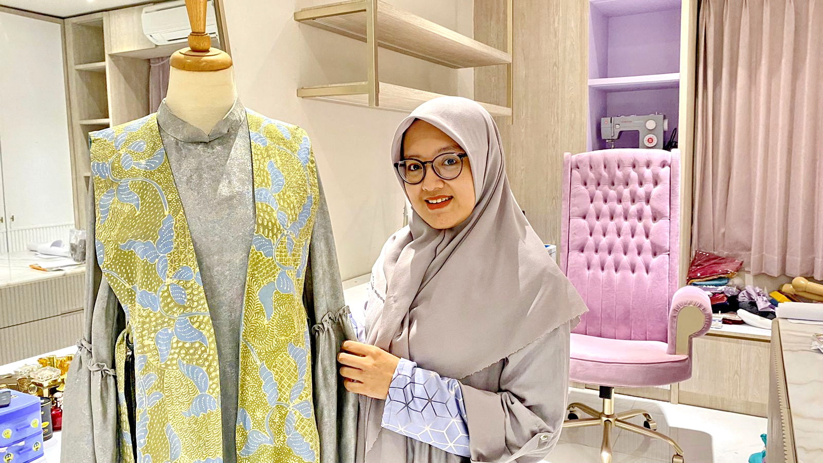 DESAINER DARI PESANTREN: Neng Fiky Aisyah menunjukkan salah satu karyanya di kediamannya di Kelurahan Demangan, Bangkalan, Jumat (5/4). (AYU LATIFAH/JPRM)