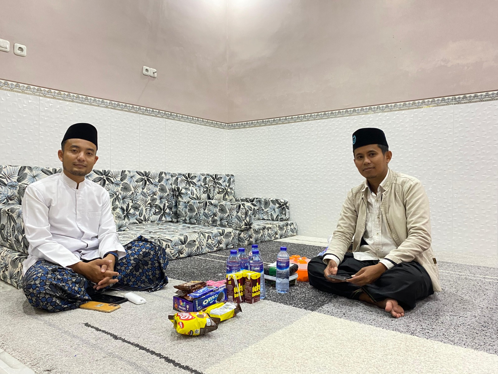 SILATURAHMI: Wakil Ketua JPRM Biro Pamekasan Moh. Ali Muhsin berfoto bersama Ketua Yayasan Tahfidz Karang Anyar Ponpes Nahdhatut Ta&rsquo;limiyah Lora A. Sa&rsquo;dud Darain, Rabu (3/4). (FAHMI JALIL/JPRM)