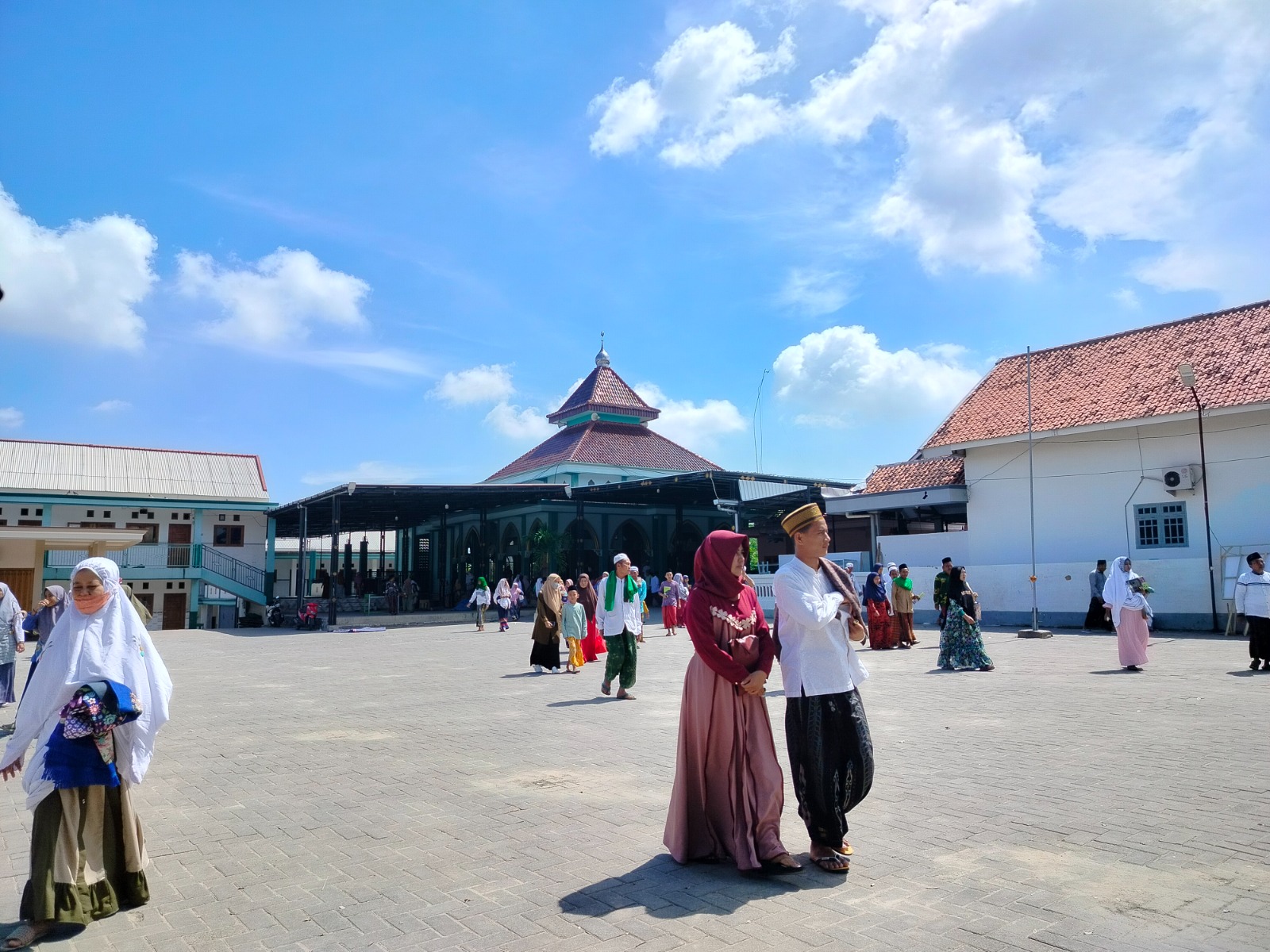 LAILIYATUN NURIYAH/JPRM MENGAJI: Para jemaah seusai mengikuti kajian di Ponpes Nahdhatut Ta&rsquo;limiyah, Rabu (3/4).