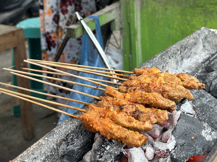 GURIH: Sate lodeh dengan bumbu lengkap saat proses bakar di atas bara api Rabu (27/3). (VIVIN AGUSTIN HARTONO/JPRM)