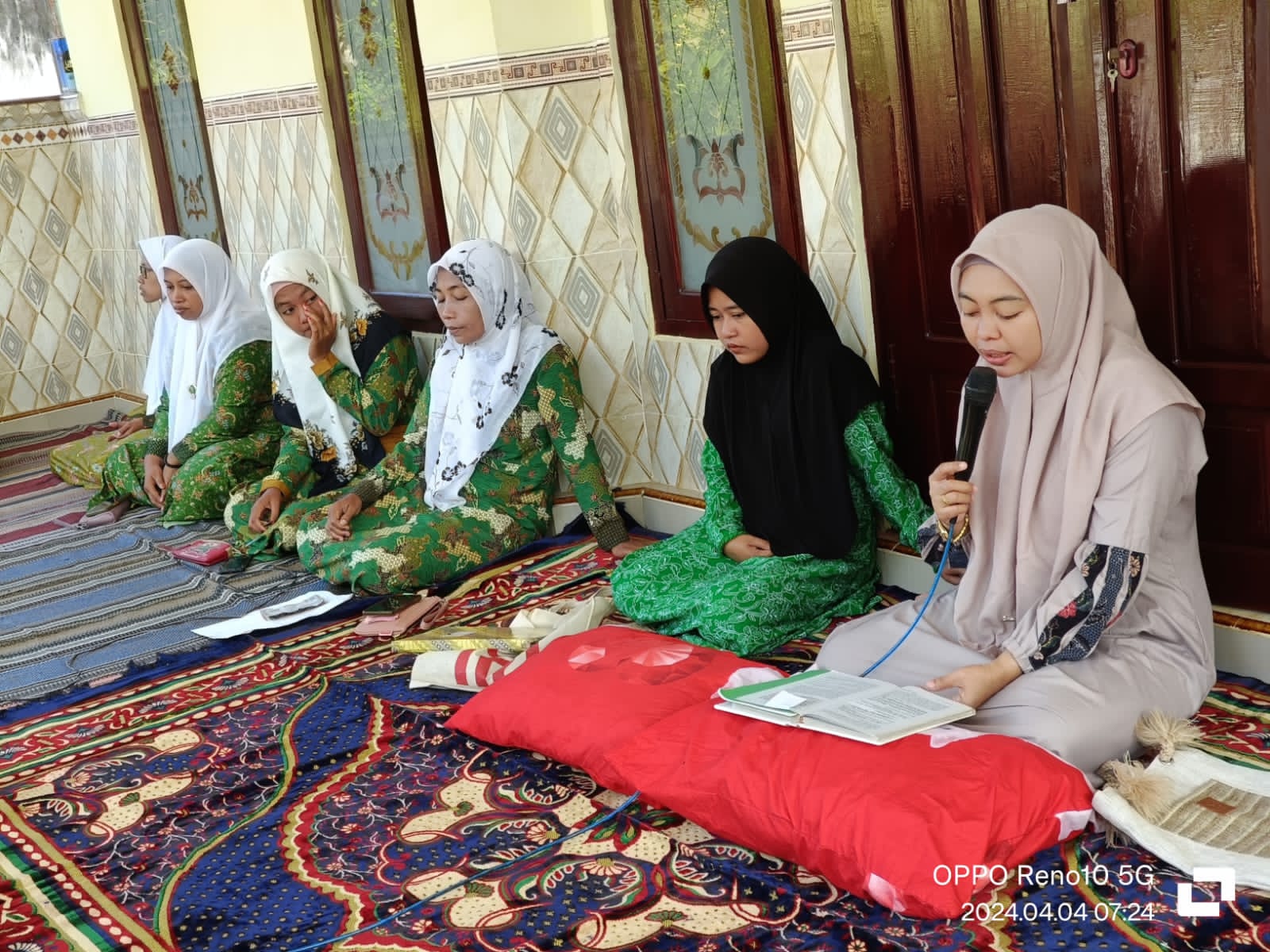 AGENDA RUTIN: Suciana Mukhtar (pegang mik) mengisi perkumpulan rutin Fatayat NU Gapura pada Kamis (4/4). (SUCIANA MUKHTAR UNTUK JPRM)