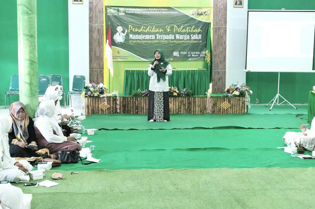 TEBAR MANFAAT: Suciana Mukhtar (pegang mik) mengisi acara pelatihan bagi pengurus LKNU PRNU se-Kecamatan Gapura pada 2022. (SUCIANA MUKHTAR UNTUK JPRM)
