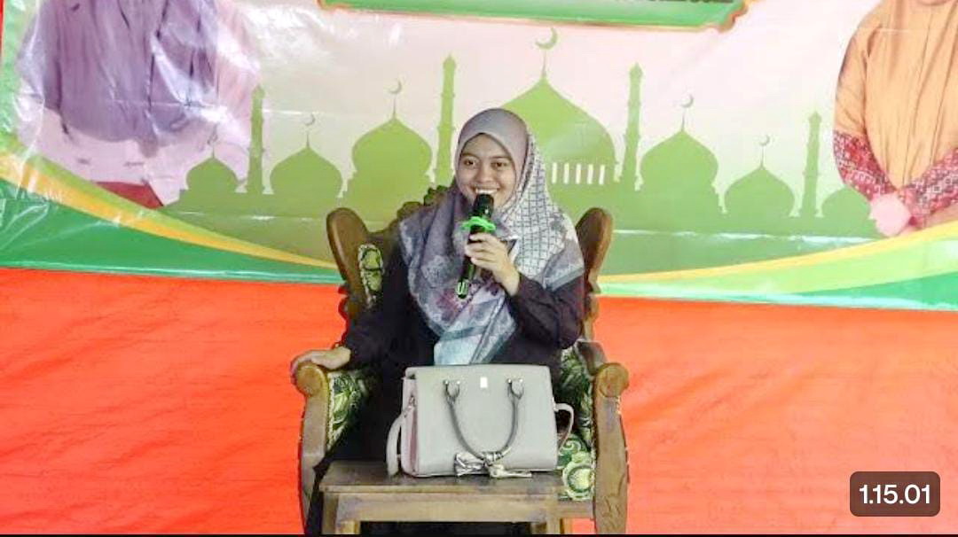 BERILMU: Suciana Mukhtar mengisi ceramah di wilayah Kecamatan Gapura. (SUCIANA MUKHTAR UNTUK JPRM)