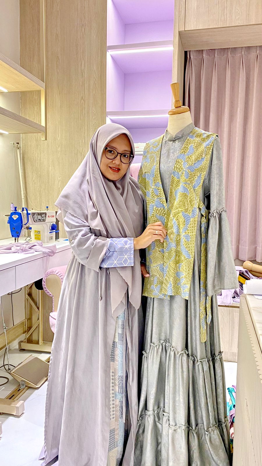SESUAI SYARIAT: Salah satu karya Neng Fiky Aisyah. (AYU LATIFAH/JPRM)