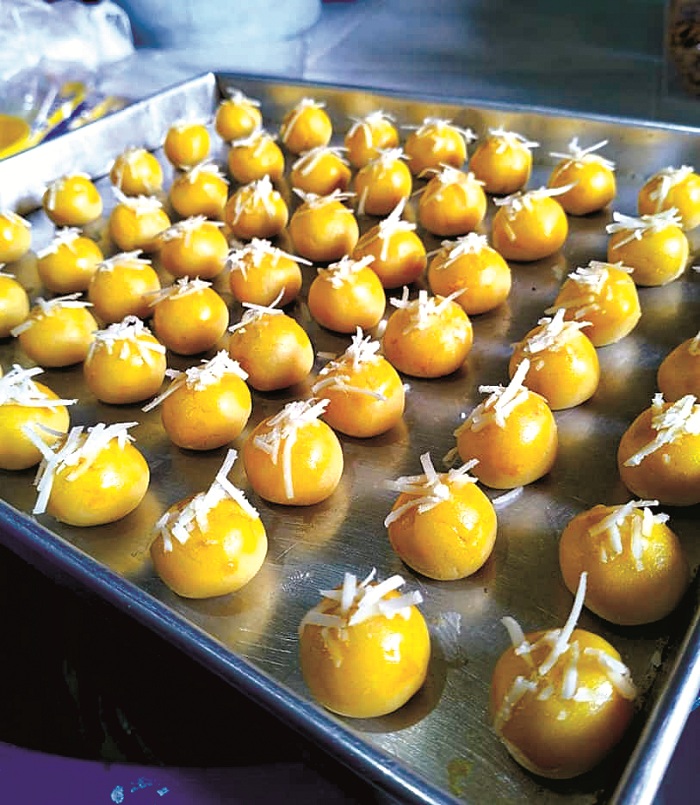 PALING LARIS: Kue kering nastar keju siap masuk oven. Kue jenis ini adalah yang paling diminati pelanggan. (VIVIN AGUSTIN HARTONO)
