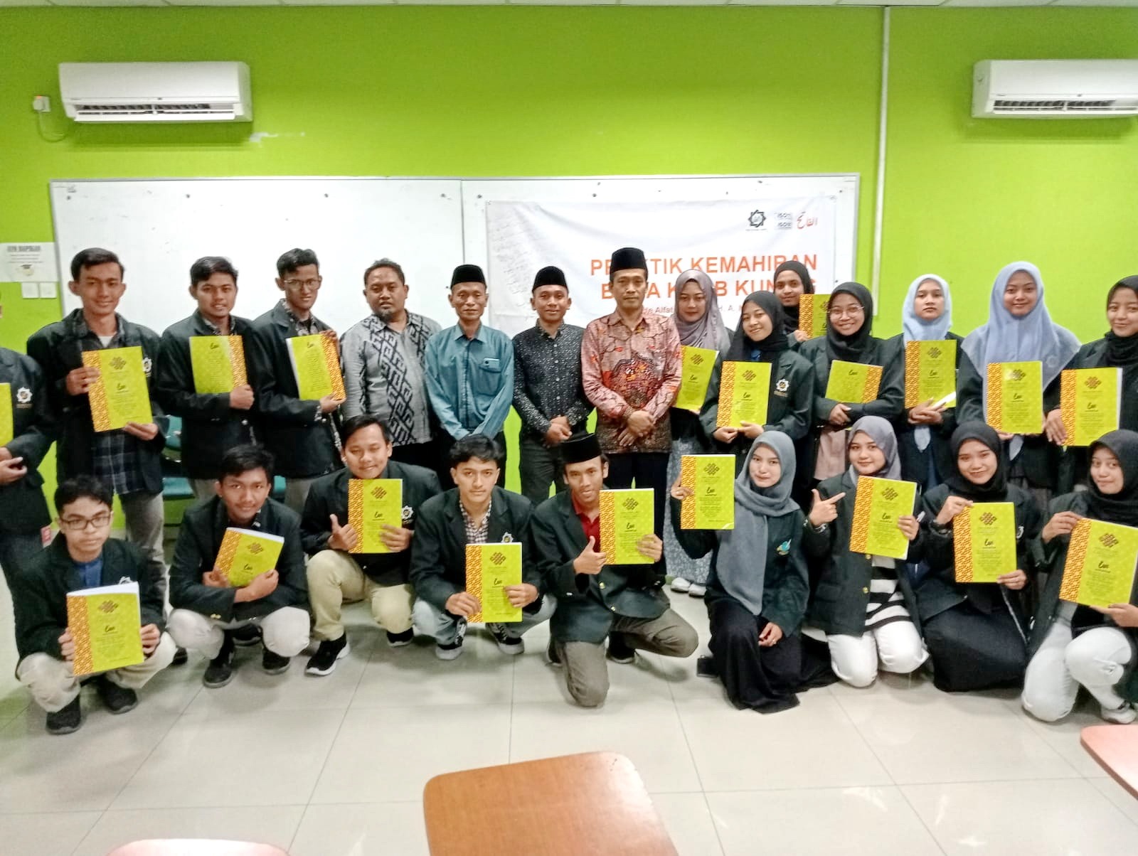 BERWIBAWA: Kiai A. Mufti Khazin (pakai batik) berfoto bersama seusai memberikan pelatihan metode Alfatih.