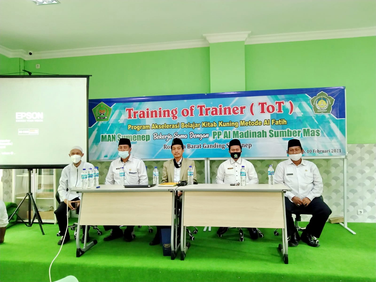 BERSINERGI: Kiai A. Mufti Khazin  (tengah) menghadiri pelatihan akselerasi belajar baca kitab kuning metode Alfatih di Ponpes Al Madinah, Desa Rombiya Barat, Kecamatan Ganding, Sumenep,  pada 2021.