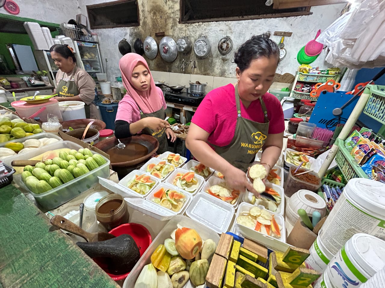 MENU ANDALAN: Sri Handayani sedang meracik rujak kambang. (VIVIN AGUSTIN HARTONO/ JPRM)