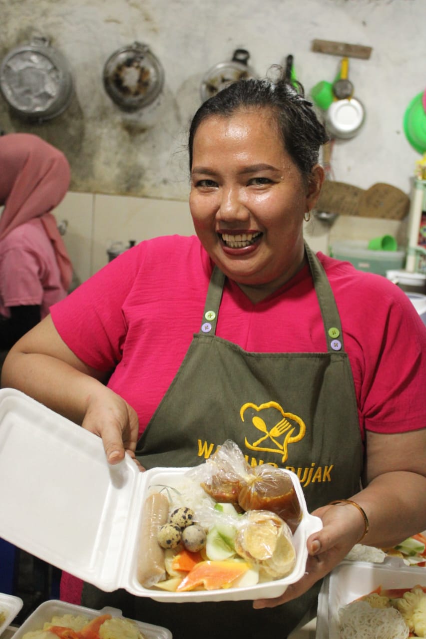 LENGKAP: Sri Hadayani menunjukkan rujak tal-ontal Rabu (3/4).