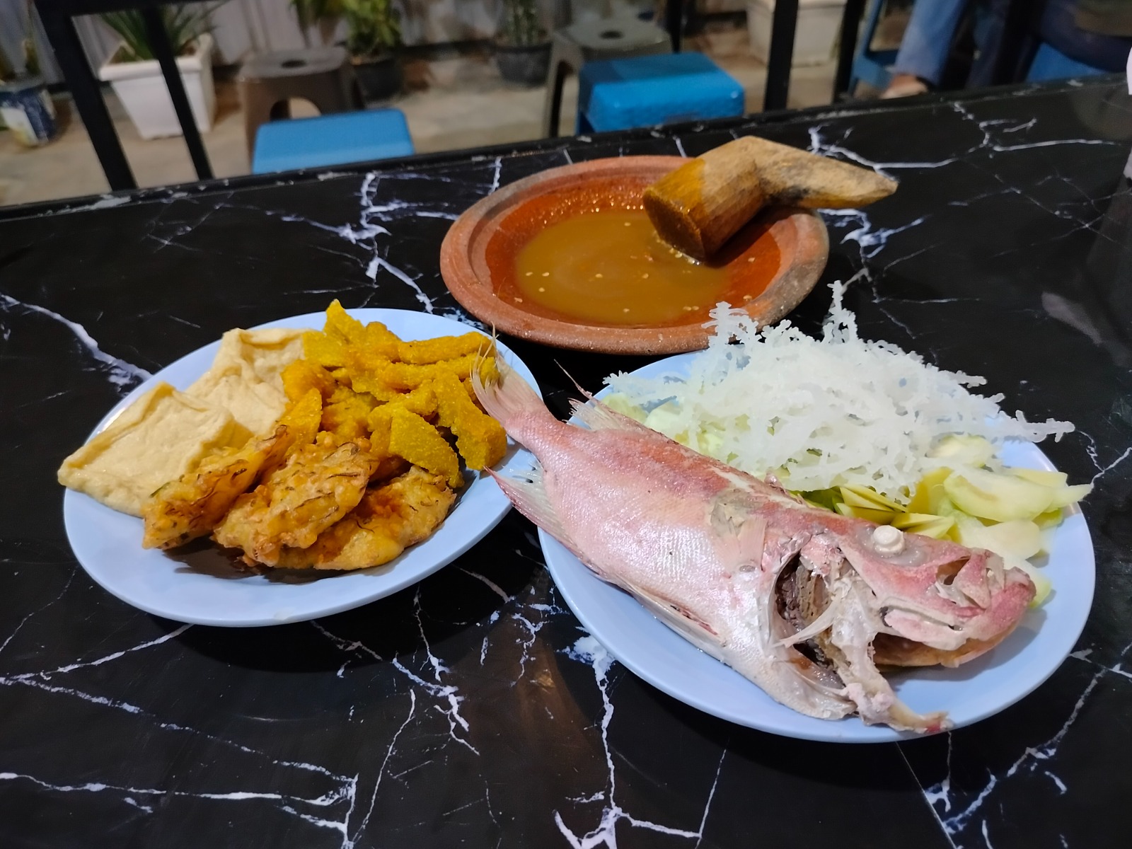 TIDAK AMIS: Ikan manglah menjadi hal yang membedakan antara rujak kelang dan lainnya. (LAILIYATUN NURIYAH/JPRM)