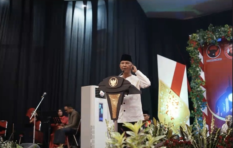 WIBAWA: Ketua DPD PDI Perjuangan Jawa Timur MH Said Abdullah saat menyampaikan sambutan dalam suatu acara, Selasa (9/4). (MOH. JUNAIDI/JPRM)