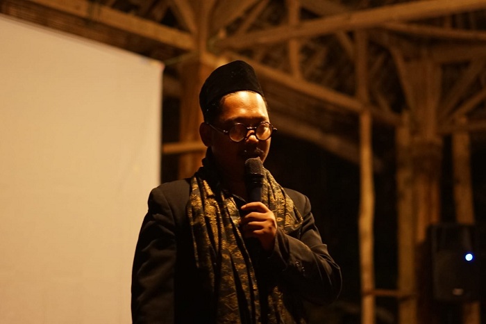 SENIMAN MUDA: Anwari saat mempresentasikan karyanya kepada penonton. (ANWARI UNTUK JPRM)