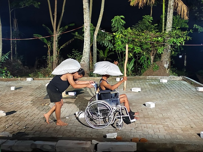 TAMPIL: Anwari (kiri) saat menjadi aktor dalam sebuah pertunjukan teaternya. (ANWARI UNTUK JPRM)